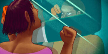 Una ilustración digital de una persona con una camisa rosa golpeando el vidrio para llegar a un ser querido encarcelado, que está siendo silenciado por un brazo enorme y adecuado, durante una llamada telefónica de la prisión.