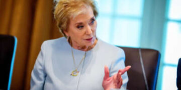 La secretaria de educación, Linda McMahon, habla durante una reunión del gabinete en la Casa Blanca el 30 de abril de 2025, en Washington, DC