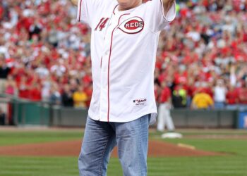 Pete Rose participa en la ceremonia celebrando el 25 aniversario de su récord de éxito de carrera de 4,192 en Great American Ball Park en Cincinnati, Ohio, el 11 de septiembre de 2010. (Andy Lyons/Getty Images)