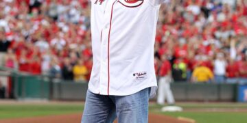Pete Rose participa en la ceremonia celebrando el 25 aniversario de su récord de éxito de carrera de 4,192 en Great American Ball Park en Cincinnati, Ohio, el 11 de septiembre de 2010. (Andy Lyons/Getty Images)