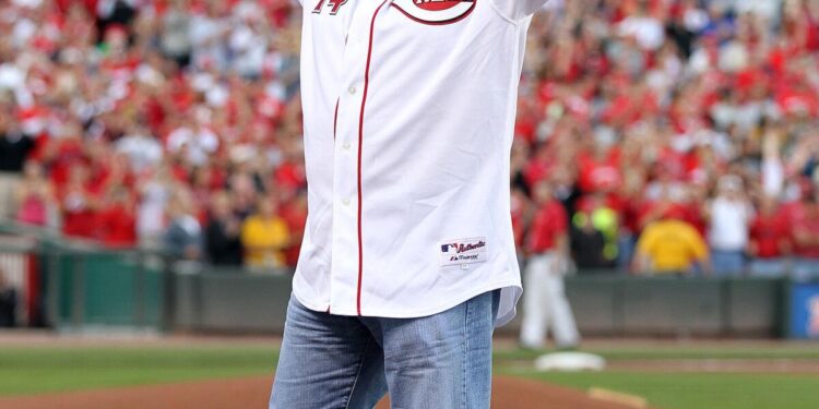 Pete Rose participa en la ceremonia celebrando el 25 aniversario de su récord de éxito de carrera de 4,192 en Great American Ball Park en Cincinnati, Ohio, el 11 de septiembre de 2010. (Andy Lyons/Getty Images)