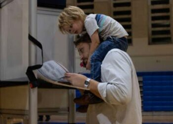 William Swanson vota por llevar a su hijo Oliver, de 3 años, en una estación de votación local el 5 de noviembre de 2024 en Washington, DC