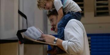 William Swanson vota por llevar a su hijo Oliver, de 3 años, en una estación de votación local el 5 de noviembre de 2024 en Washington, DC