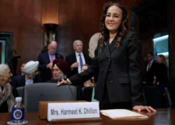 Harmet Dhillon, candidato del presidente Donald Trump para el Fiscal General Asistente de Derechos Civiles, se prepara para su audiencia de confirmación ante el Comité Judicial del Senado en el Edificio de la Oficina del Senado de Dirksen en Capitol Hill el 26 de febrero de 2025, en Washington, DC.