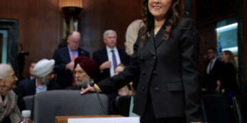 Harmet Dhillon, candidato del presidente Donald Trump para el Fiscal General Asistente de Derechos Civiles, se prepara para su audiencia de confirmación ante el Comité Judicial del Senado en el Edificio de la Oficina del Senado de Dirksen en Capitol Hill el 26 de febrero de 2025, en Washington, DC.