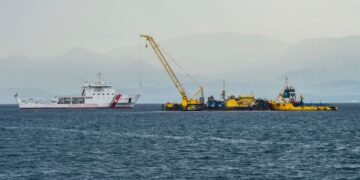 Barco de la Guardia Costera italiana que ayuda en la recuperación de un superyate hundido.