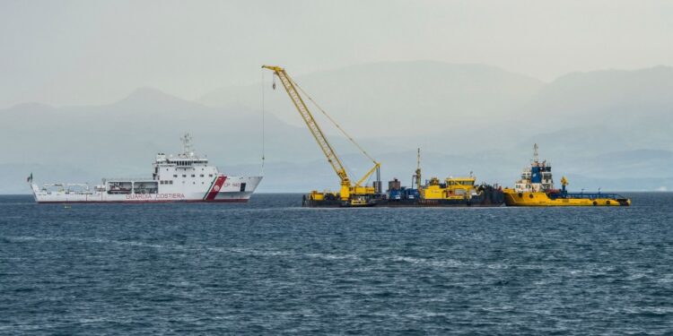 Barco de la Guardia Costera italiana que ayuda en la recuperación de un superyate hundido.