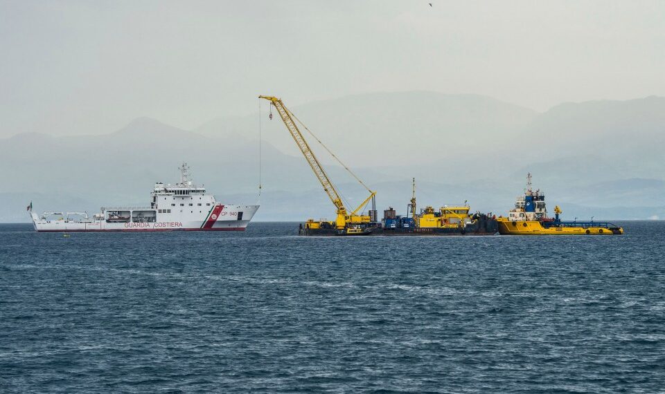 Barco de la Guardia Costera italiana que ayuda en la recuperación de un superyate hundido.
