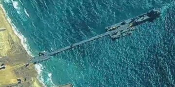 Soldados del Ejército de EE. UU. Asignados a la 7ª Brigada de Transporte (Expedicionaria), marineros de la Marina de los EE. UU. Asignados al Batallón de Construcción Anfibia 1, y las Fuerzas de Defensa de Israel Empacan el Trident Pier, el 16 de mayo de 2024, en la costa de Gaza.