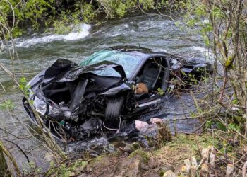 Ferrari severamente dañado en un río.