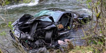 Ferrari severamente dañado en un río.