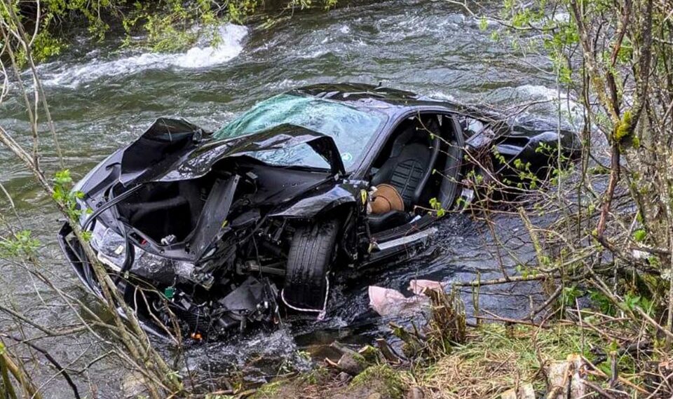 Ferrari severamente dañado en un río.