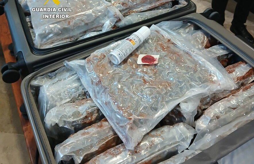 Maltas llenas de paquetes de cannabis incautados en un aeropuerto.