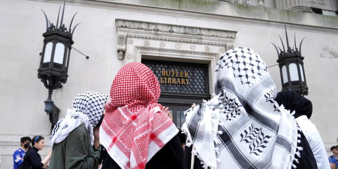 La gente participa en una protesta pro-palestina en la Biblioteca Butler en el campus de la Universidad de Columbia en Nueva York el 7 de mayo de 2025. (Ryan Murphy/Reuters)