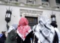 La gente participa en una protesta pro-palestina en la Biblioteca Butler en el campus de la Universidad de Columbia en Nueva York el 7 de mayo de 2025. (Ryan Murphy/Reuters)