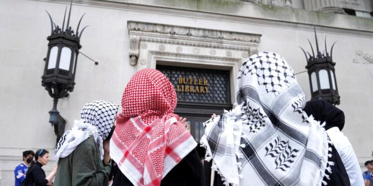 La gente participa en una protesta pro-palestina en la Biblioteca Butler en el campus de la Universidad de Columbia en Nueva York el 7 de mayo de 2025. (Ryan Murphy/Reuters)