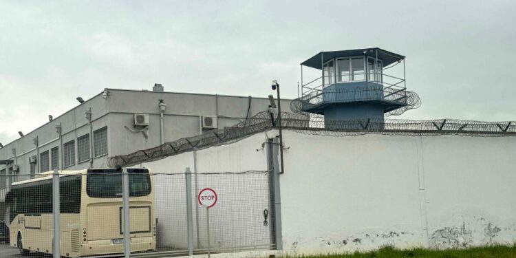 Exterior de una prisión cerca de Tbilisi, Georgia.