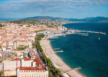Líneas eléctricas de alto voltaje en una ladera.