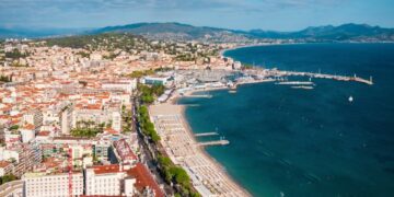 Líneas eléctricas de alto voltaje en una ladera.