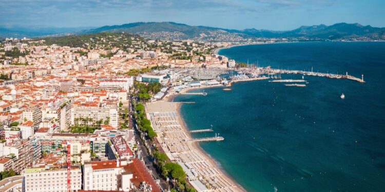 Líneas eléctricas de alto voltaje en una ladera.