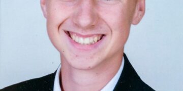 Foto de Jay Slater en su uniforme escolar.