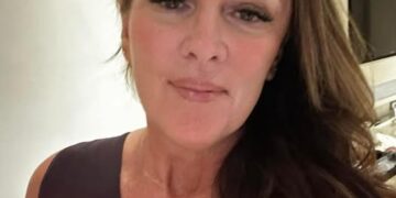 Tiro en la cabeza de una mujer con cabello largo y castaño.