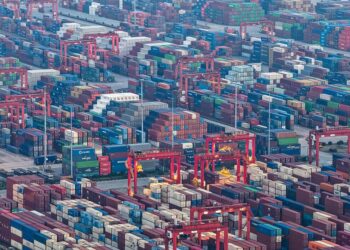 Una vista aérea muestra contenedores apilados en un puerto en Taicang, en la provincia de Jiangsu del este de China, el 18 de mayo de 2025. (STR/AFP a través de Getty Images)