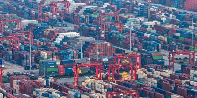 Una vista aérea muestra contenedores apilados en un puerto en Taicang, en la provincia de Jiangsu del este de China, el 18 de mayo de 2025. (STR/AFP a través de Getty Images)