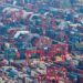 Una vista aérea muestra contenedores apilados en un puerto en Taicang, en la provincia de Jiangsu del este de China, el 18 de mayo de 2025. (STR/AFP a través de Getty Images)