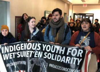 Los jóvenes indígenas exigen que el ministro de energía y minería de Canadá se reúna con los jefes hereditarios de Wet'suwet'en.