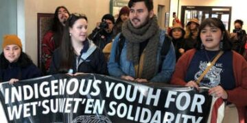 Los jóvenes indígenas exigen que el ministro de energía y minería de Canadá se reúna con los jefes hereditarios de Wet'suwet'en.