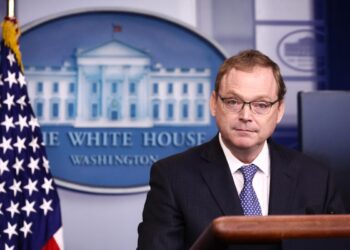 Kevin Hassett, director del Consejo Económico Nacional, habla durante una conferencia de prensa en la Casa Blanca en Washington. (Samira bouau/The Epoch Times)