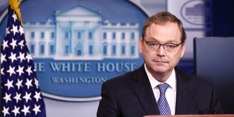 Kevin Hassett, director del Consejo Económico Nacional, habla durante una conferencia de prensa en la Casa Blanca en Washington. (Samira bouau/The Epoch Times)