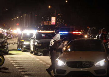 Por la noche, el tráfico se ralentizó hasta la playa de Miami desde la calzada de MacArthur, ya que los oficiales de la ciudad y los agentes de la Patrulla de Carreteras de Florida comenzaron un detalle del lector de matrícula el 10 de marzo de 2024, en Miami Beach, Florida.