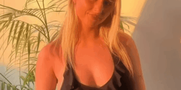 Mujer en un traje de baño negro.