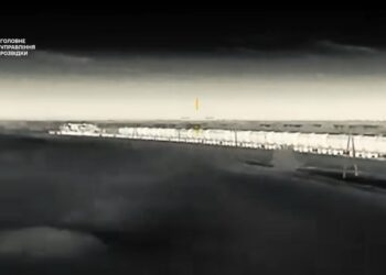 Imágenes de drones de un ataque ucraniano en un tren ruso.