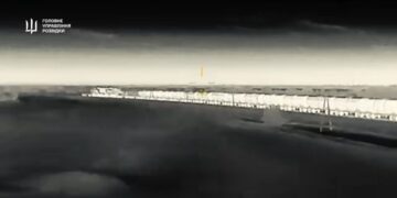 Imágenes de drones de un ataque ucraniano en un tren ruso.