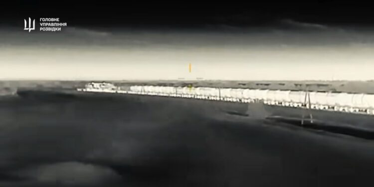 Imágenes de drones de un ataque ucraniano en un tren ruso.