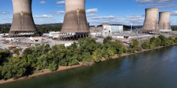 La planta de energía nuclear cerrada de tres millas de la isla se encuentra en el medio del río Susquehanna cerca de Middletown, Pensilvania, el 10 de octubre de 2024 (Chip Somodevilla/Getty Images)