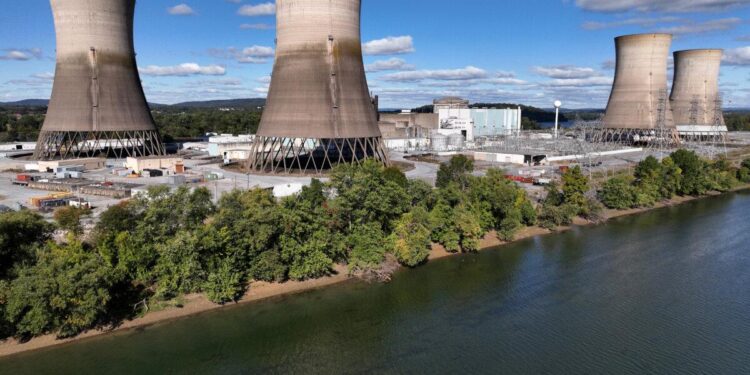 La planta de energía nuclear cerrada de tres millas de la isla se encuentra en el medio del río Susquehanna cerca de Middletown, Pensilvania, el 10 de octubre de 2024 (Chip Somodevilla/Getty Images)