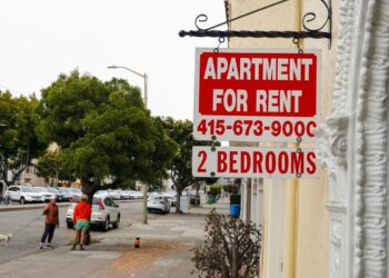 Se publica un letrero frente a un edificio de apartamentos con alquileres disponibles en San Francisco el 9 de junio de 2023. (Justin Sullivan/Getty Images)