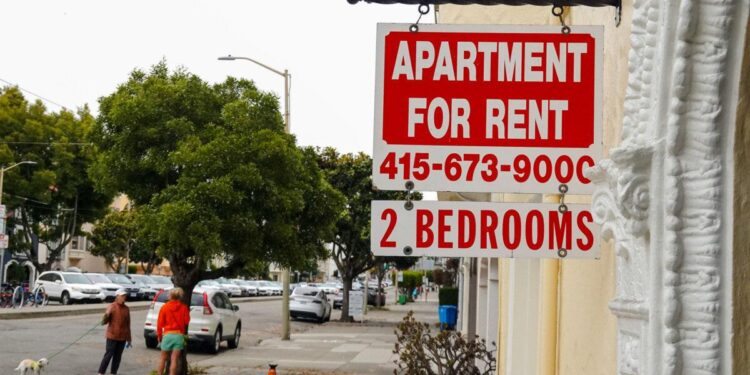 Se publica un letrero frente a un edificio de apartamentos con alquileres disponibles en San Francisco el 9 de junio de 2023. (Justin Sullivan/Getty Images)