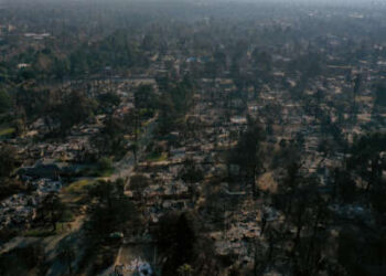 Una vista aérea de un vecindario destruido por fuego