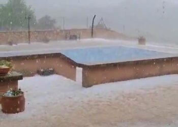 Patio inundado con granizo durante una tormenta en España.