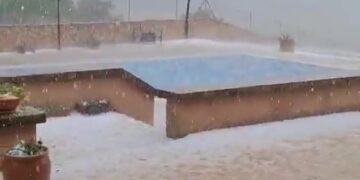 Patio inundado con granizo durante una tormenta en España.