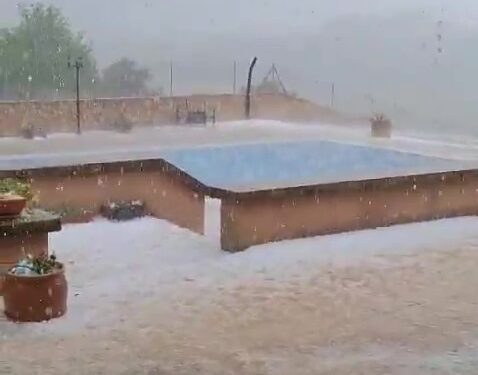 Patio inundado con granizo durante una tormenta en España.