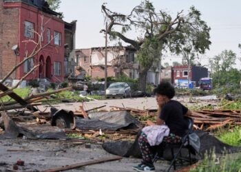 El daño de la encuesta de personas después de una tormenta severa se mudó por St. Louis, Missouri, el 16 de mayo de 2025. (Jeff Roberson/AP Photo)