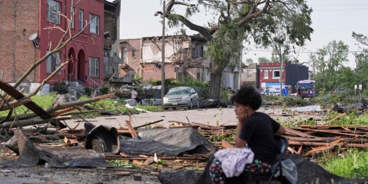El daño de la encuesta de personas después de una tormenta severa se mudó por St. Louis, Missouri, el 16 de mayo de 2025. (Jeff Roberson/AP Photo)