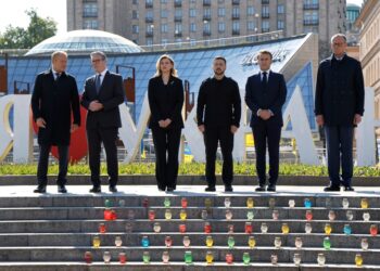 Seis líderes europeos se encuentran en pasos en Kyiv, Ucrania, con velas votivas debajo de ellos.
