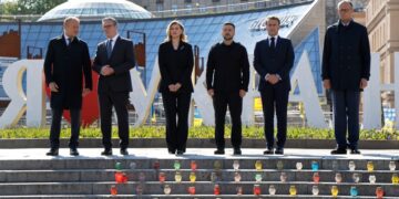 Seis líderes europeos se encuentran en pasos en Kyiv, Ucrania, con velas votivas debajo de ellos.